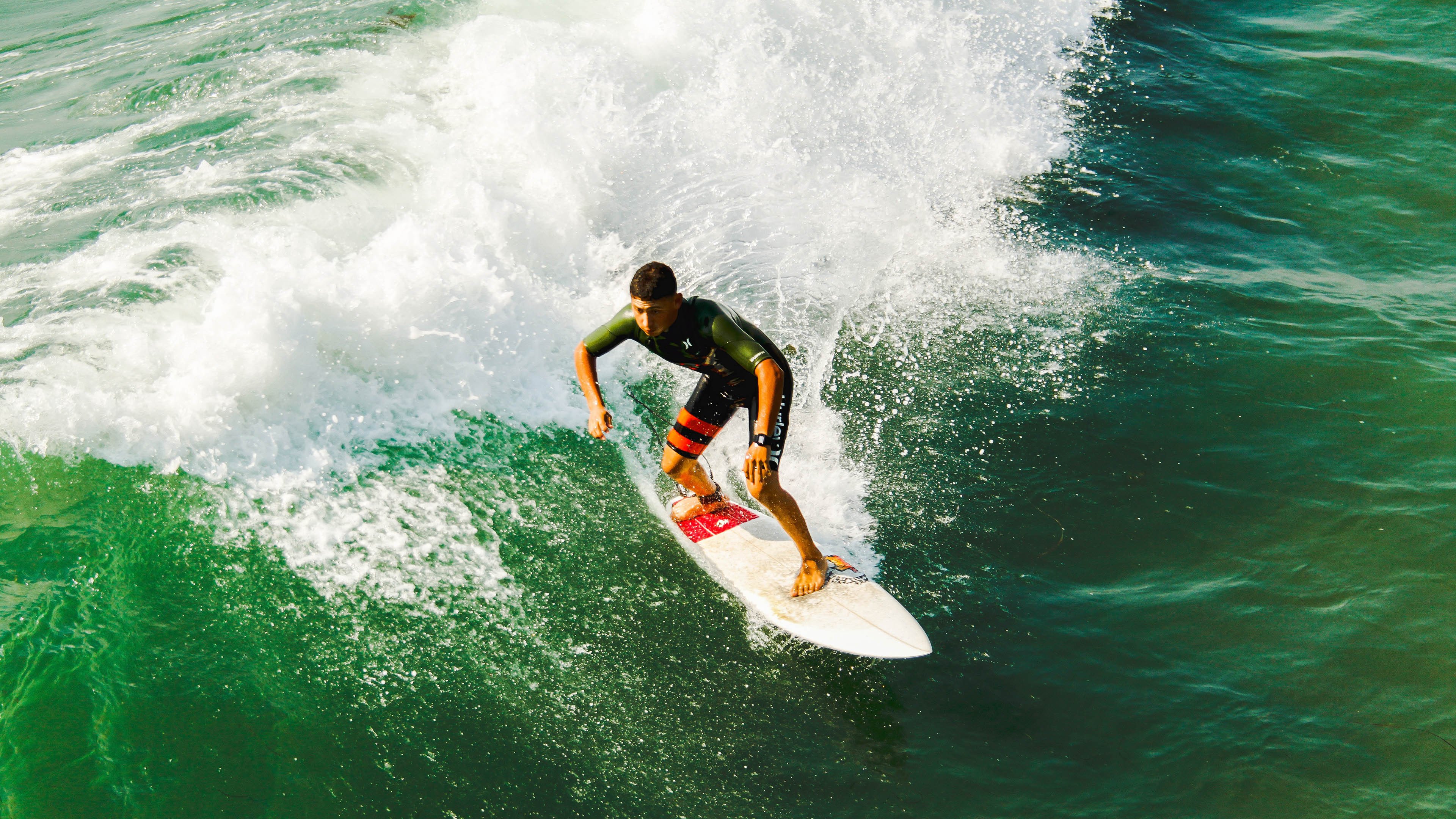 爱游戏体育-2022季后赛：库里连续三场投中10+三分，成为历史上最“狂”的远投王！